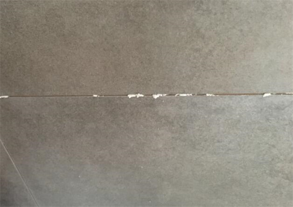 瓷砖变形的原因(瓷砖变形的原因和原材料有关系吗)