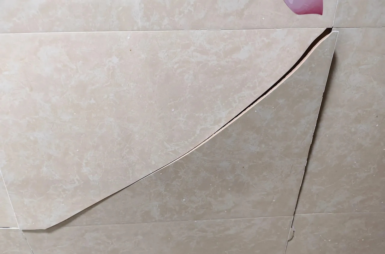 瓷砖烂了可以补吗(瓷砖烂了一点点怎么修补) 瓷砖烂了可以补吗(瓷砖烂了一点点怎么修补)